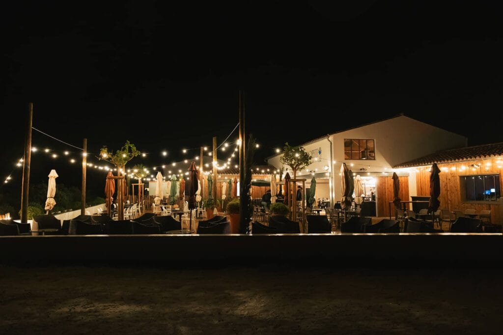 Extérieur de nuit du bar à huîtres Sophie à la plage (Île de Ré)